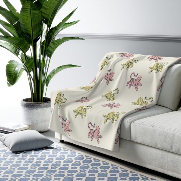 Cozy Sherpa Fleece Catnap Blanket with Playful Cat Design - Image 3