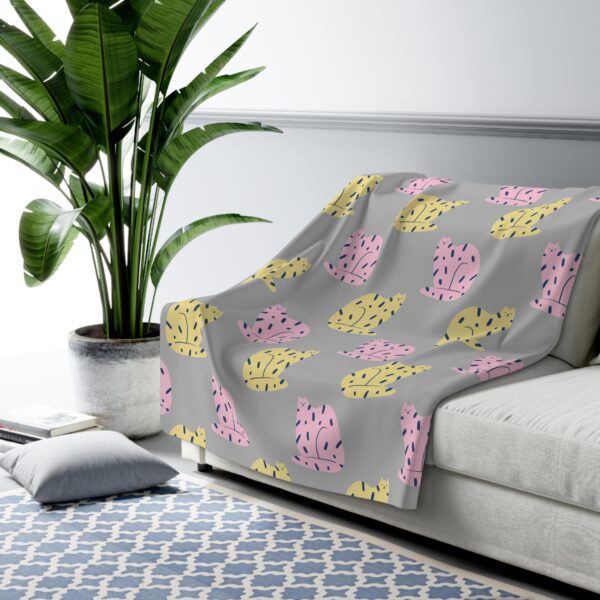 Cozy Sherpa Fleece Catnap Blanket with Playful Cat Design - Image 7
